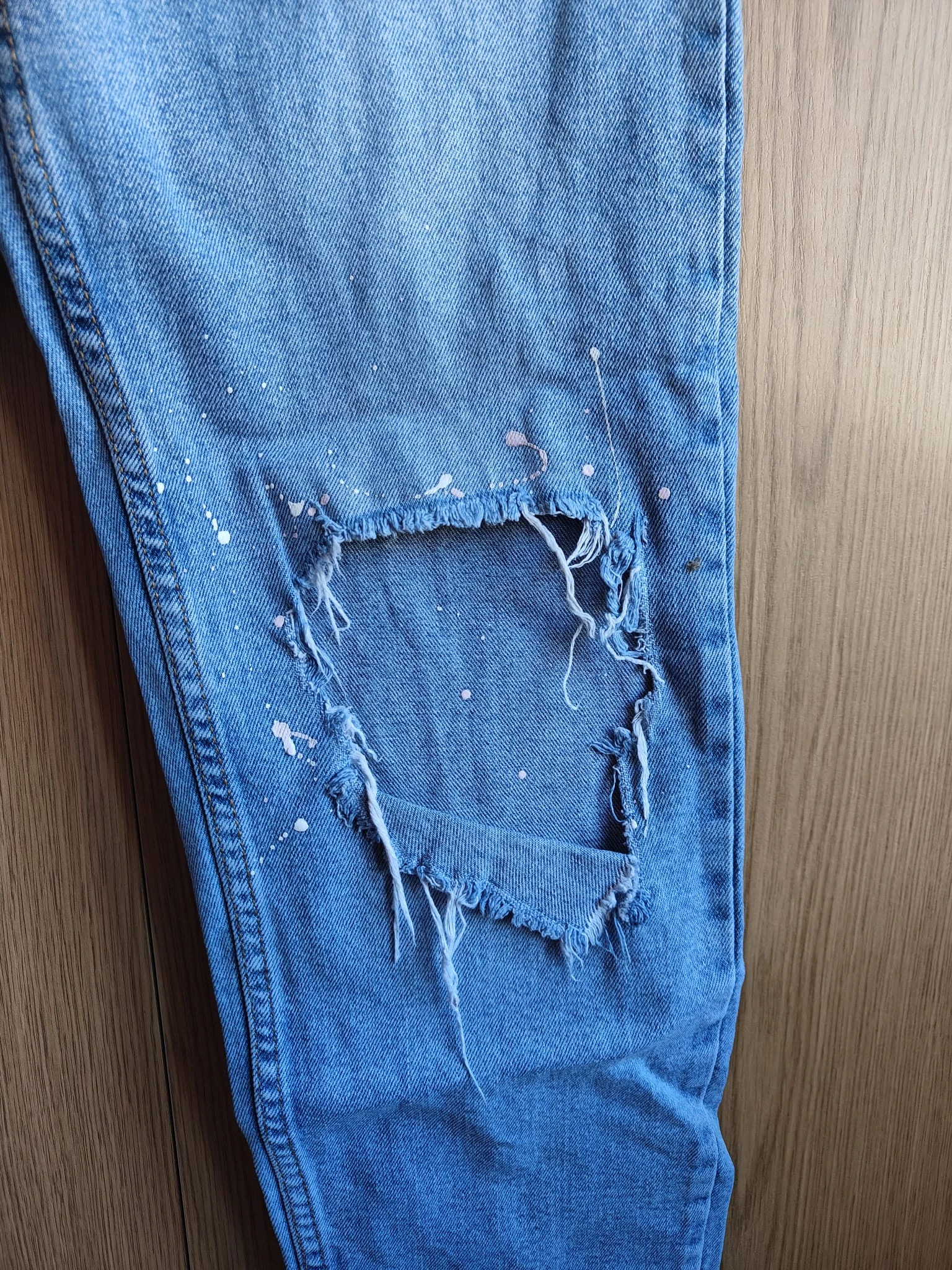 Jeans met een modern en ontspannen design – photo 4